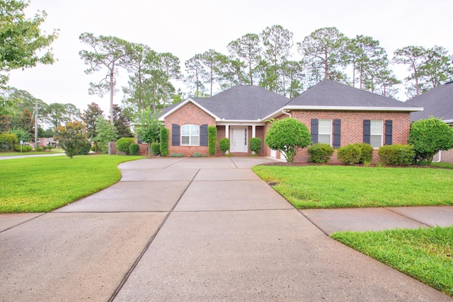 view of front facade featuring a front yard