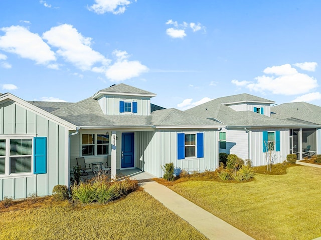 view of front of property with a front yard