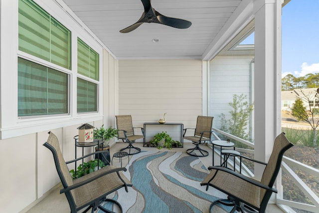 sunroom with ceiling fan