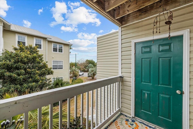 property entrance featuring a balcony