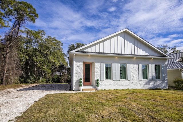 view of front of property featuring a front lawn