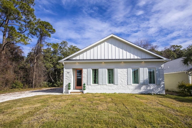 view of front of house featuring a front yard