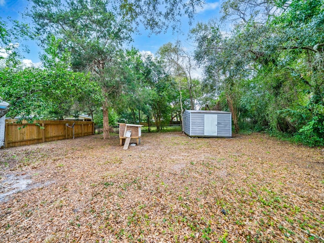 view of yard featuring a storage unit