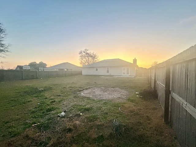 view of yard at dusk