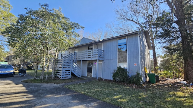 view of front of property with a front lawn