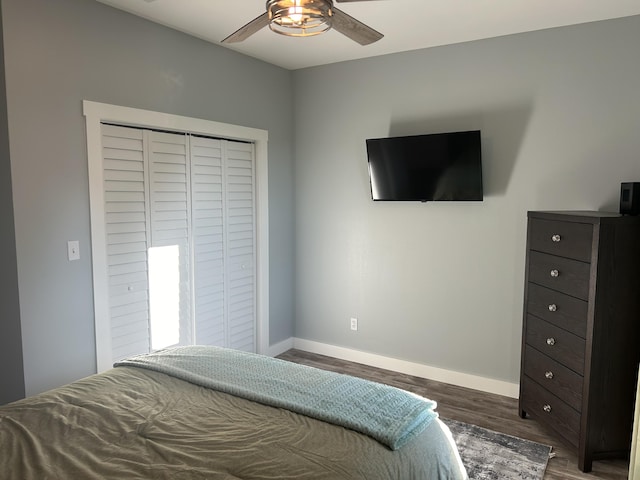 bedroom with dark wood-type flooring and ceiling fan