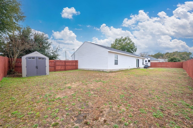 view of yard featuring a shed