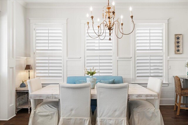 dining room featuring crown molding, dark hardwood / wood-style floors, and an inviting chandelier