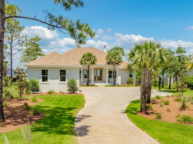 view of front of property featuring a front yard