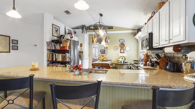 kitchen featuring hanging light fixtures and a breakfast bar