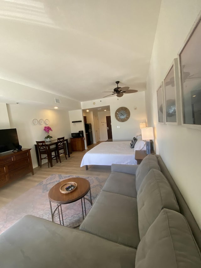 bedroom featuring ceiling fan