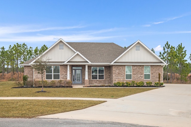 craftsman-style home featuring a front yard