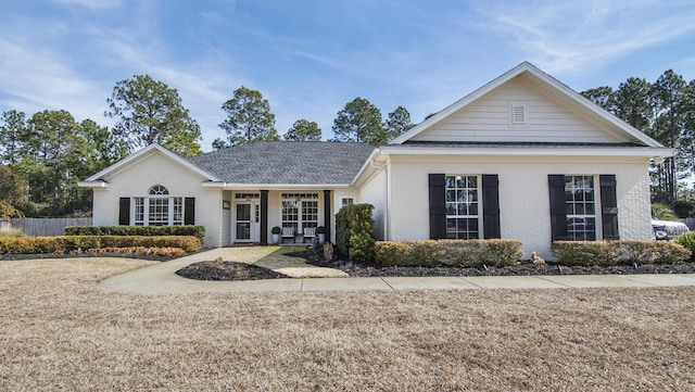 view of front of property featuring a front lawn