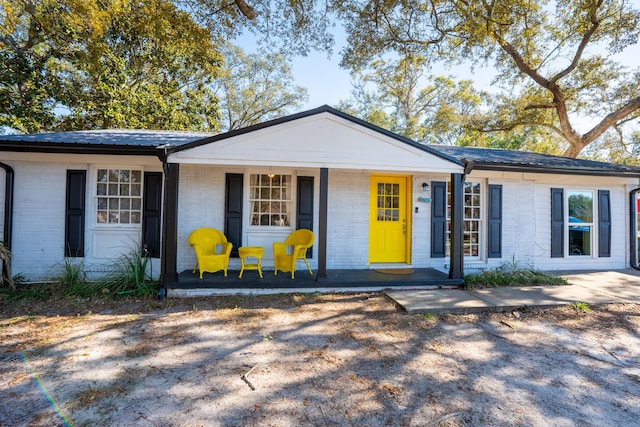 ranch-style house with a porch