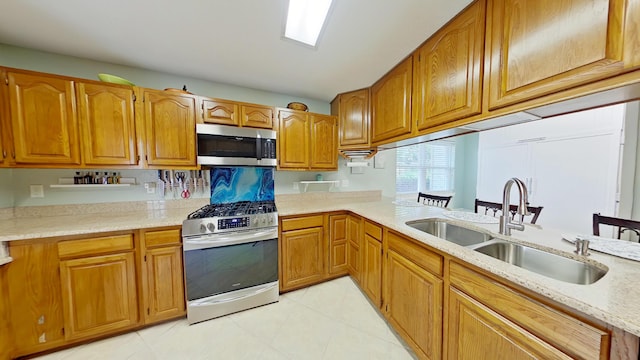 kitchen featuring appliances with stainless steel finishes, sink, and kitchen peninsula