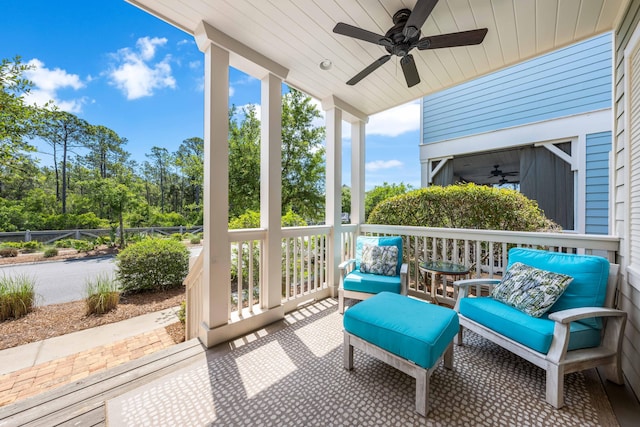 sunroom with ceiling fan