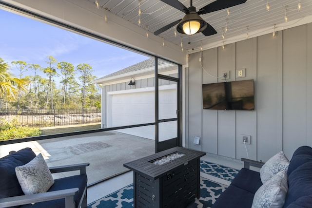 sunroom with ceiling fan