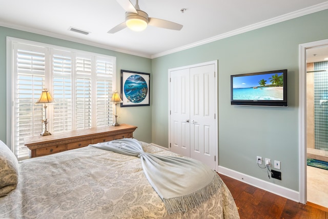 bedroom featuring ceiling fan, ornamental molding, dark hardwood / wood-style floors, and a closet