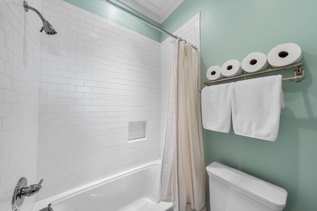 full bathroom featuring toilet and shower / tub combo with curtain