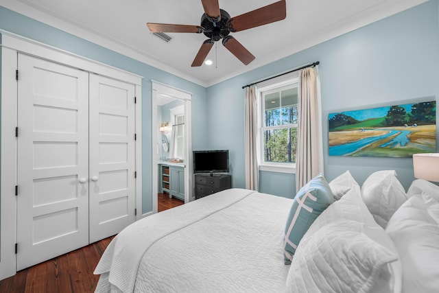 bedroom with ceiling fan, dark wood-style flooring, connected bathroom, and recessed lighting