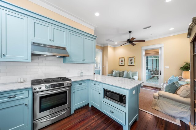 kitchen featuring appliances with stainless steel finishes, open floor plan, a peninsula, blue cabinetry, and under cabinet range hood