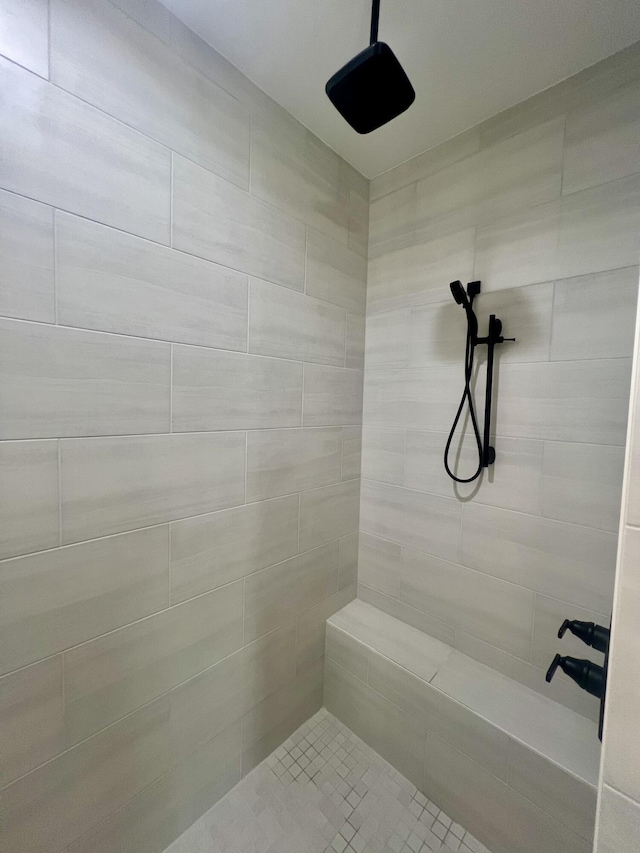 bathroom featuring a tile shower