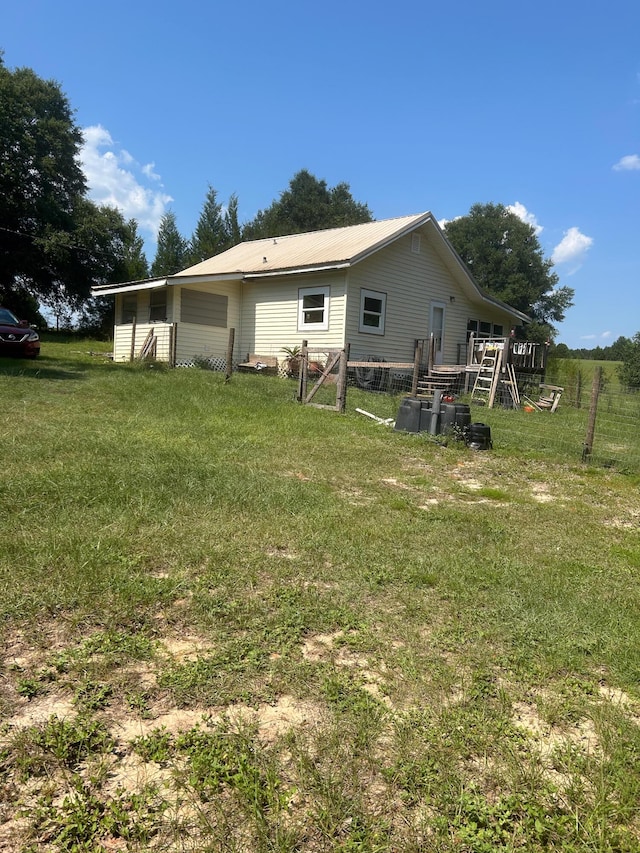 back of house featuring a lawn