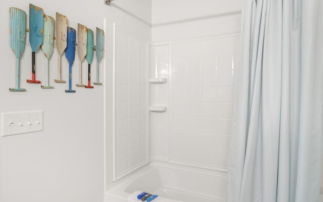 bathroom with shower / bath combo