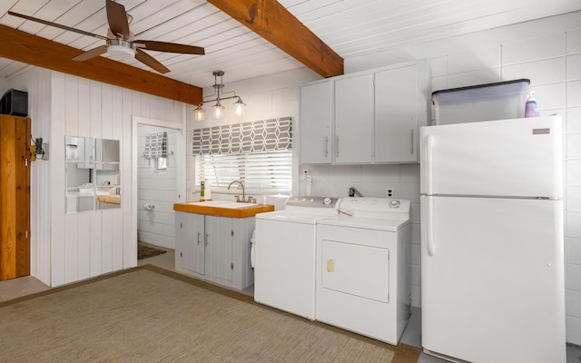 laundry room featuring ceiling fan, washer and clothes dryer, and sink