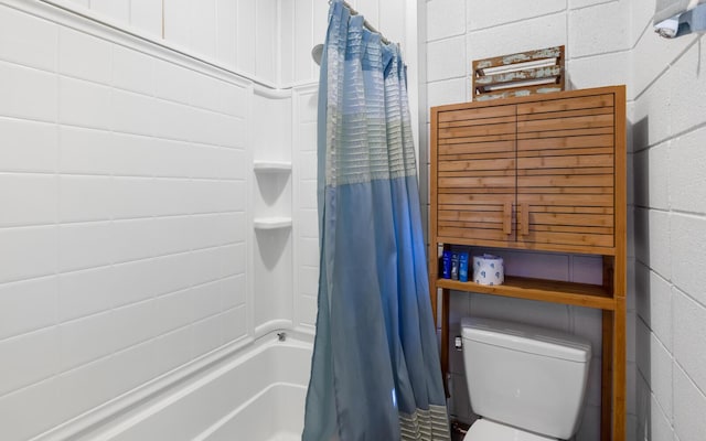 bathroom with toilet and shower / bath combo with shower curtain