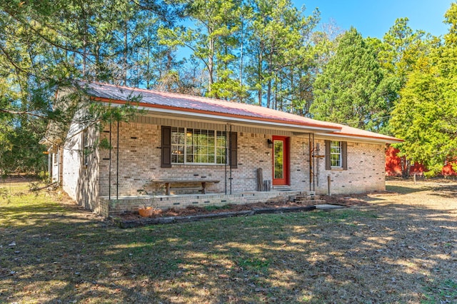 view of front of house featuring a porch and a front lawn