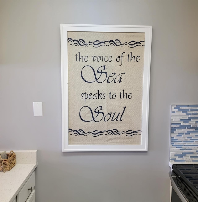 500 Gulf Shore Dr Unit 115B, Destin, FL 32541 - interior details with tasteful backsplash