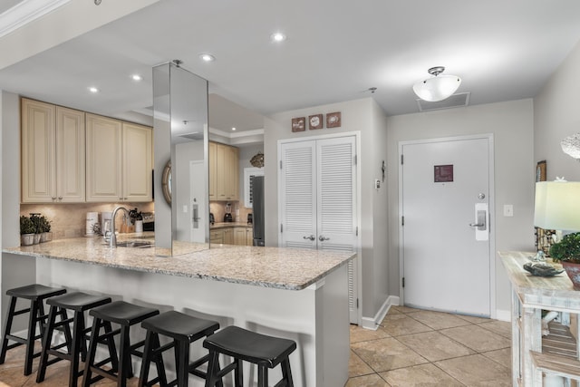 kitchen with sink, a kitchen bar, and kitchen peninsula