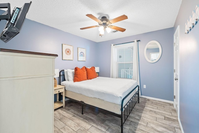 bedroom featuring ceiling fan and a textured ceiling