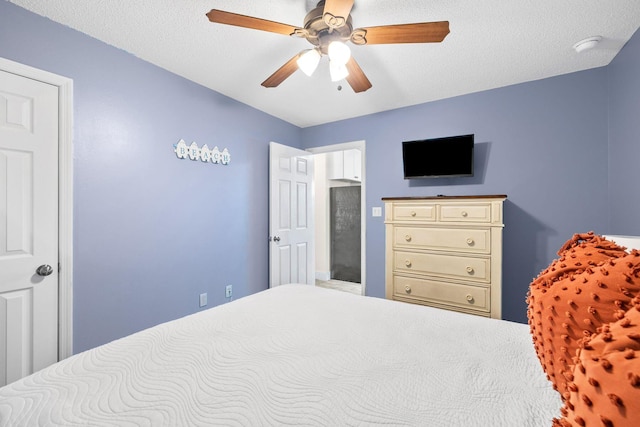 bedroom featuring ceiling fan and a textured ceiling