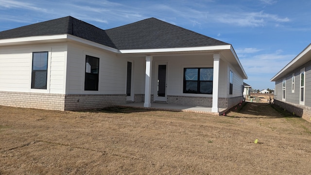 view of front facade with a front yard