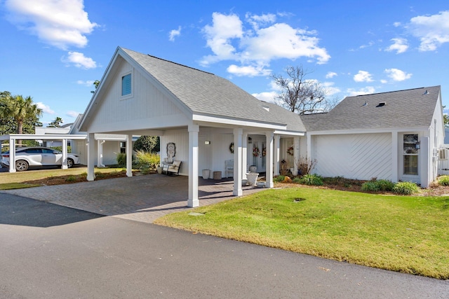 view of front facade with a front lawn