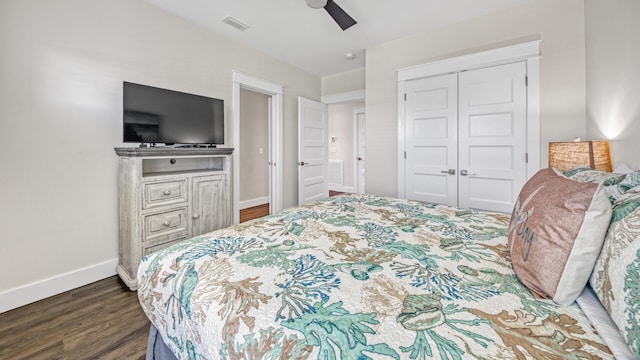 bedroom featuring dark wood-type flooring, ceiling fan, and a closet