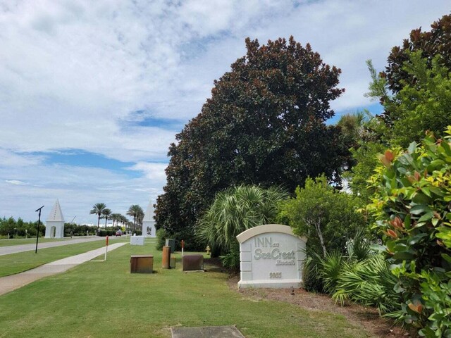 view of home's community featuring a lawn