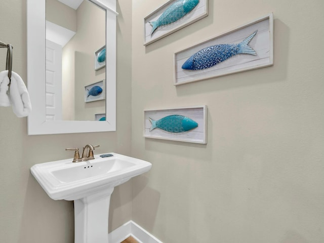 bathroom featuring a sink and baseboards