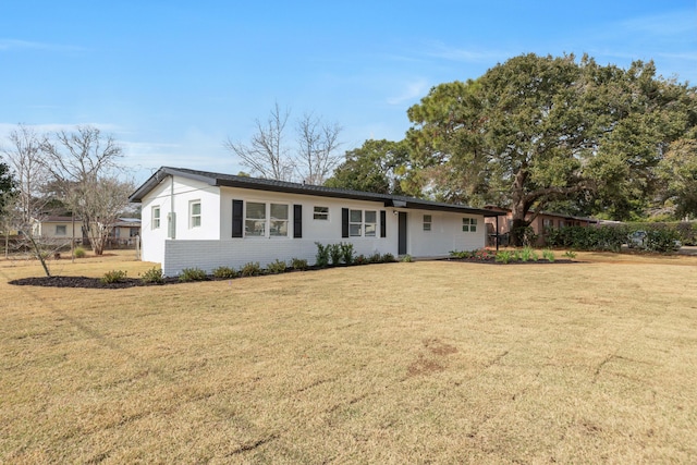 ranch-style home featuring a front lawn