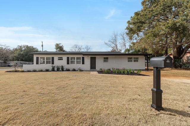 ranch-style home featuring a front lawn