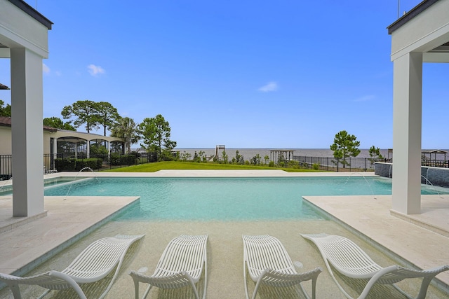 view of swimming pool featuring pool water feature