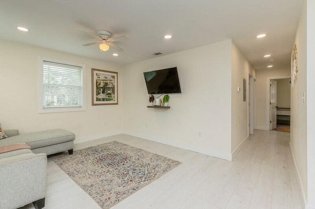 living area featuring light wood-type flooring, ceiling fan, baseboards, and recessed lighting