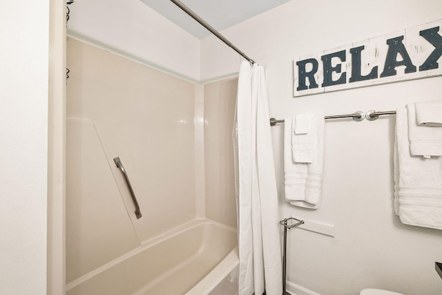 bathroom featuring shower / bathtub combination with curtain