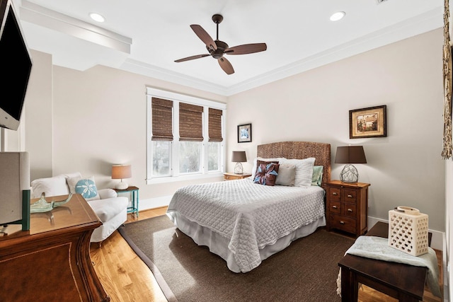 bedroom featuring light wood finished floors, baseboards, ceiling fan, crown molding, and recessed lighting