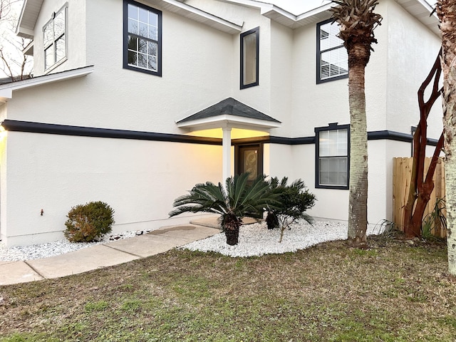 view of front of house featuring a front yard