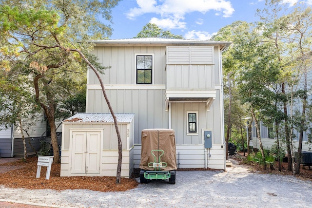 view of front facade featuring a shed