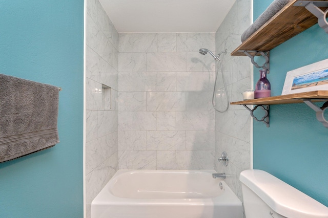 bathroom with tiled shower / bath and toilet