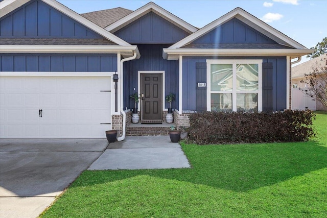 craftsman-style home featuring a garage and a front lawn